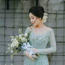 Kalian juga bisa memakai kebaya dengan warna hijau, tepatnya hijau zamrud atau emerald green. 5 Ide Kebaya Warna Hijau Kombinasi Cantik Di Hari Pertunangan Kurio
