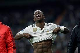 كشف النجم البرازيلي فينيسيوس جونيور لاعب فريق ريال مدريد الإسباني أن علاقته بزميله في الفريق النجم الفرنسي كريم بنزيما أكثر من رائعة. ÙÙŠÙ†ÙŠØ³ÙŠÙˆØ³ Ø¬ÙˆÙ†ÙŠÙˆØ± Ø±ÙØ¶ Ø£Ù…ÙˆØ§Ù„ Ø¨Ø±Ø´Ù„ÙˆÙ†Ø© Ù…Ù† Ø§Ø¬Ù„ Ø§Ù„Ù„Ø¹Ø¨ Ù„Ø±ÙŠØ§Ù„ Ù…Ø¯Ø±ÙŠØ¯ Ø¹Ø±Ø¨ÙŠ Ø¨ÙˆØ³Øª