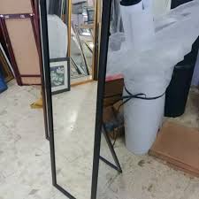 Ragam dekorasi yang bisa kamu letakkan di kamar tidur banyak jenisnya. Promo Bisa Cod Kaca Cermin Berdiri Standing Mirror Hitam Minimalis Tersedia Juga Cermin Make Up Cermin Berdiri Full Body Cermin Dinding Kamar Cermin Dinding Panjang Kamar Lazada Indonesia