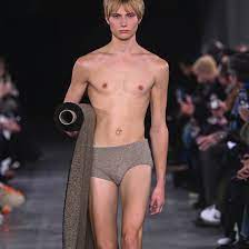 半裸男性が布ロールを手にランウェイを闊歩！ JWアンダーソンのショーがネットで話題｜Pen Online