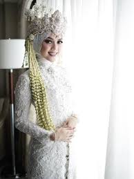 Kamu perempuan yang berhijab dan ingin berhias dengan adat jawa saat menikah? Foto Inspirasi Pernikahan Adat Dari 5 Selebgram Hijab