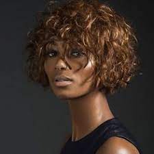 Per i capelli ricci franck provost propone un carré dalla linea grafica con la frangia che personalizza i lineamenti e dà carattere. Capelli Ricci Con Frangia