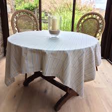 Les motifs de nappe se retrouvent également sur les chemins, sets, serviettes, et accessoires de table pour un linge de table. Decouvrez Nos Nappes En Toile Enduite Design Des Nappes Enduites A Chevrons Sobres Elegantes Modernes Editees Par Ata Nappe De Table Mobilier Jardin Nappe