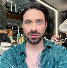 I barely ever straighten my hair. Therefore I decided to immortalize this  moment #playmobile vibes 🤡🥸🤡