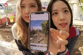 Aesthetic colors aesthetic pastel wallpaper aesthetic wallpapers english garden design white happy birthday pictures pink themes park chaeyoung blackpink jisoo. Blackpink S Rose And Jisoo Share Their Expert Knowledge On Taking Aesthetic Photos Soompi