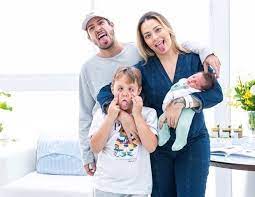 Facebook gives people the power to share and makes the world more open and connected. Vinicius Martinez Sobre Noites Apos Bebe Com Carol Dantas Dormimos Os Quatro Juntos Quem Quem News