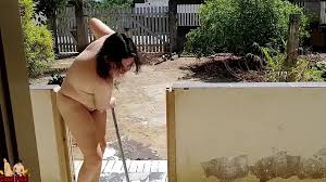Ama de casa desnuda limpiando el balcón ver en línea