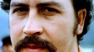 Pablo escobar, 1980'li yıllarda dünya uyuşturucu trafiğinin neredeyse %90'ını kontrol eden bir uyuşturucu baronu. Narcos The Incredible Life Of Pablo Escobar British Gq British Gq