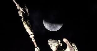 Silvester gibt es zwar eine partielle mondfinsternis, doch ist dabei nur ein kleiner bruchteil der mondscheibe verdunkelt. Partielle Mondfinsternis Uber Deutschland Nw De