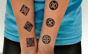 Une grande partie du langage symbolique utilisé dans les tatouages de sak yant est directement lié à la foi bouddhiste. 1001 Idees Tatouage Symbole Bouddhiste Empreint De Sagesse