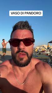 Il vaso di pandoro: la critica di Lucarelli a Ferragni e Fedez