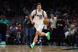 Os Mavericks buscam encerrar a sequência de derrotas ao enfrentarem os Raptors.