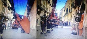 Scopri subito orari e numero dei dentisti nelle tue vicinanze e chiama per un appuntamento. Le Foto S Maria C V Spaventosa Voragine In Via Roma Furgone Inghiottito Un Ferito Casertace