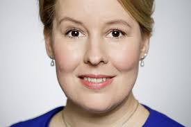 Die doktorarbeit von familienministerin giffey soll zahlreiche verstöße gegen wissenschaftliche regeln enthalten. Giffey Fordert Plan Zur Schuloffnung Und Tritt Wegen Ihrer Dissertation Zuruck News4teachers