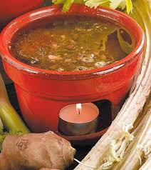 Il suo nome deriva dal dialetto in cui bagna significa sugo o salsa, mentre cauda vuol dire calda. Bagna Cauda Piatto Tipico Piemontese