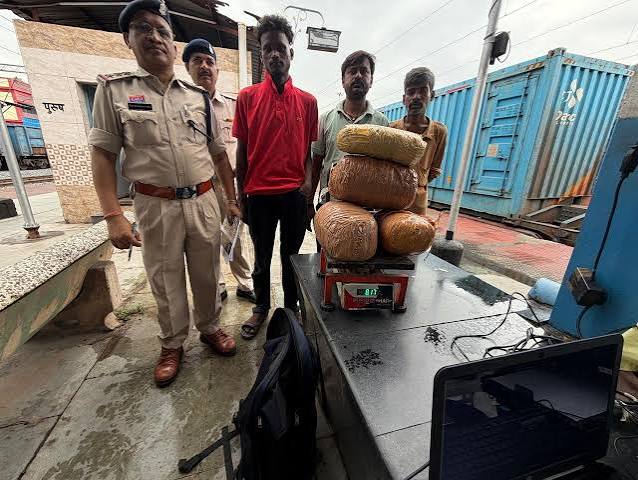 Raigarh: Rs 4 Lakh Ganja Seized | Maharashtra-Bound Train Wait