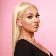 Eileen Gross's Instagram, Twitter & Facebook