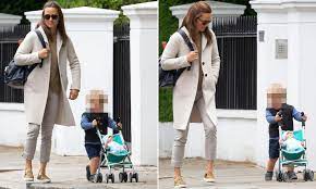 Pippa middleton zeigt sich in ihrem wohnzimmer. Pippa Middleton Looks Chic In Neutrals With Arthur 1 Daily Mail Online