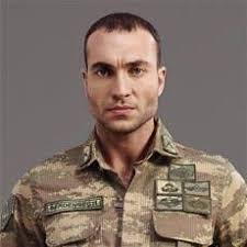 Sevindik was born on 17 october 1986 in adana.he studied acting at müjdat gezen art center. Soz Dizisi Kesanli Kimdir Kurtlar Vadisi Pusat Kimdir Gorkem Sevindik Kimdir
