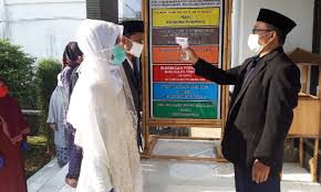 Calon pengantin datang langsung ke kua kecamatan untuk terdapat prosedur yang dikeluarkan oleh kementerian agama untuk ditaati agar mencegah penyebaran jika melakukan akad nikah di kua, pastikan kamu mengacu pada prosedur protokol kesehatan dan. Masuk Zona Merah Begini Tata Cara Pelaksanaan Akad Nikah Di Purwakarta