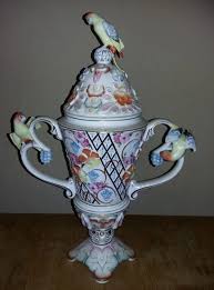 Elemar cadia s.r.l a fost infiintata in anul 2003 si este situata in curtea de arges, judetul arges si va ofera urmatoarele: Urna Portelan Iris Cluj Napoca 2 Piese Urna Capac Tematica Florala Papagali T Gr Okazii Ro