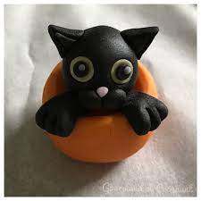 Aujourd'hui, je vous propose un tutoriel en images pour créer des citrouilles en pâte à sucre. Tutoriel Pate A Sucre Chat Noir Citrouille Halloween Halloween Cakes Mario Characters Halloween
