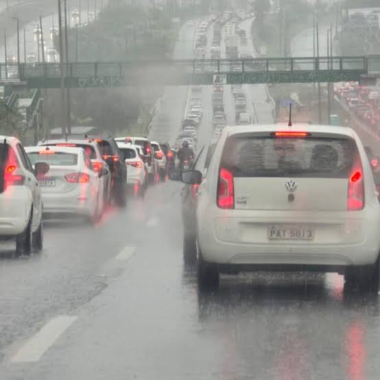 Chuva forte marca manhã no DF e causa engarrafamento na EPTG | Jornal de Brasília