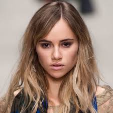 Il est vrai que le balayage blond (balayage californien, miel, blond bébé.) reste une grande le balayage est d'ailleurs conseillé pour celles qui souhaitent couvrir quelques cheveux blancs. Balayage Cheveux Tout Savoir Sur Le Balayage Cheveux Elle