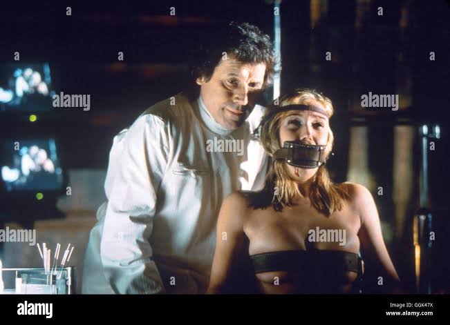 FEARDOTCOM / FearDotCom USA 2003 / William Malone Alistair Pratt 'Doctor'  (STEPHEN REA) und sein neues Opfer Regie: William Malone aka. FearDotCom  Stock Photo - Alamy