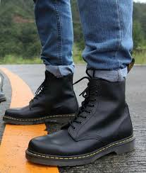 Martens like the 2976 smooth leather chelsea boots, 2976 smooth leather platform chelsea boots, and 2976 smooth leather chelsea boots in a variety of leathers, textures and colors. How To Style Classic Doc Martens