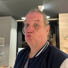 Manchmal ist es doch auch ganz schön, sich ganz bewusst die rosarote (Ski-)  Brille aufzusetzen, oder? In diesem Sinne: genießt den Wochenstart so, wie  ihr ihn euch heute ausmalt! 🩷 📸: @haley_shot_it