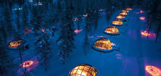 Le luci che illuminano bianche gli abeti innevati, un sottofondo di jingle bells e silent nights. Rovaniemi La Casa Di Babbo Natale Vogliadivolare It