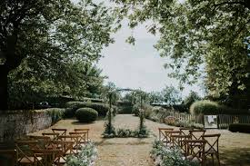 Célébration, régime matrimonial, obligations des époux. Decoration Mariage Exterieur Ceremonie Et Tables Au Jardin Champetre
