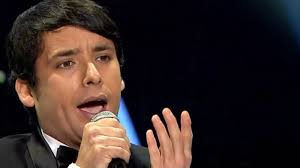 Millaray viera, por su parte, escribió: Igual Al Original Esta Fue La Impecable Presentacion De Raphael En Yo Soy Chilevision