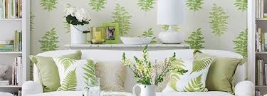 طريقة تنسيق ورق الجدران مع الكنب