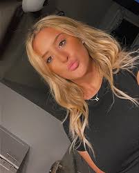 Heather Maas's Instagram, Twitter & Facebook