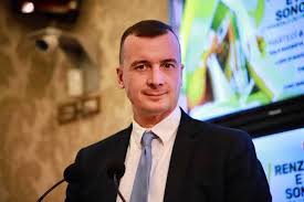 Rocco casalino replica alle polemiche relative allo stipendio percepito in qualità di portavoce di palazzo chigi: Chi E Rocco Casalino Anni Altezza Foto News Jose Biografia Carriera Fidanzato