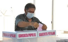 De acuerdo con el artículo 50, de la ley 134 de 1994, el presidente de la república, con la firma de todos los ministros y previo concepto favorable del senado de la república, podrá consultar al pueblo una decisión de trascendencia nacional. K5wryt7nyq Pnm