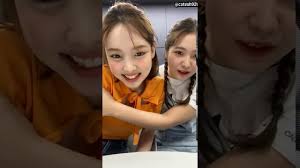 Nayeon là bf với mọi người gồm cả thành viên red vevet nhưng lại đặc biệt thân với bé út yeri bất chấp sự cách biệt 4 tuổi giữa hai người với nhau. 200527 Yeri Nayeon Instagram Live Eng Sub Youtube