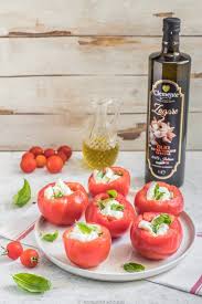 Si tratta di un piatto unico semplice da preparare che vi risolverà tanti pranzi e cene d'estate. Pomodori Ripieni Freddi Con Mozzarella Anna On The Clouds Ricetta Pomodori Ripieni Pomodori Mozzarella