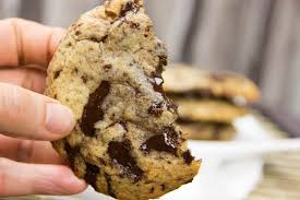 Schokoladige American Cookies Mit Brauner Butter Und Nutella Fullung Rezept Rezept Kekse Kekse Backen Rezept American Cookies