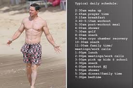 He has been training under brian nguyen for over 13 years to get in shape for some of his most demanding roles. Mark Wahlberg Reveals Insane Daily Schedule Which Sees Him Get Up 2 30am Hit The Gym Twice And Take Lunchtime Cryo Chamber Sessions Wstale Com