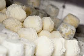 Avec une louche ou une grande cuillère, prélevez le caillé. Comment Faire Son Fromage Maison