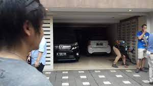 Mobil ini mempunyai desain dan ukuran bongsor sehingga membutuhkan ruangan garasi yang lebih lebar. Rumah Megah Korban Penyanderaan Garasinya Dipenuhi Mobil Dan Motor Tribunnews Com Mobile