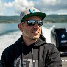 Cara Davison's Instagram, Twitter & Facebook