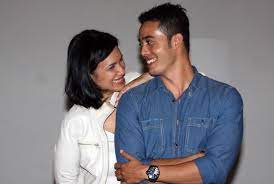 Namun kini, pelakon yang sangat dikenali dengan panggilan abang sado dikatakan bakal berkahwin dengan kekasih hatinya, iaitu gayatri. Gayatri Akui Cemburu Gandingan Zul Ariffin Ayda Jebat