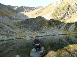 Ruta începe de la mânăstirea pietroasa, pe traseu marcat ușor de urmărit, pana la stația meteorologica, apoi lacul iezer și ascensiunea la vârful pietrosul rodnei. Picture 295 Muntii Rodnei Lacul Iezer Varful Pietrosul Septembrie 2015 Adrian1969