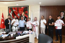 Eski akp'li bolu belediye başkanı alaaddin yılmaz'ın bolu'da ki yerel ve ulusal gazetecilere basın toplantısı gibi etkinliklerde uyguladığı akreditasyon sosyal demokrat olduğunu dile getiren tanju özcan döneminde çok daha ilkel ve kaba hali ile taklit etti. Bolu Belediye Baskani Tanju Ozcan Milli Sporculari Agirladi Maskenitakbolu T C Bolu Belediyesi