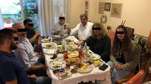Μάσκα όπου δεν υπάρχει συνάθροιση ή συγχρωτισμός εισηγήθηκαν. Polakhs Kanto Opws O Tramp Glenti En Mesw Lockdown Dipla Dipla Xwris Maska Fwto