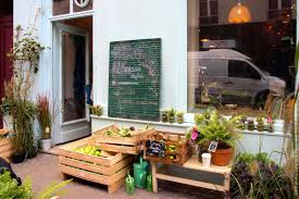 L Epicerie Vegetale Fleurs Fruits Et Legumes Rue De La Fontaine Au Roi Vegetal Fruits Et Legumes Epicerie